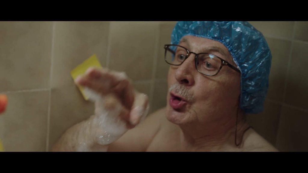 جدّ بولندي يسحر مواقع التواصل ويشعلها