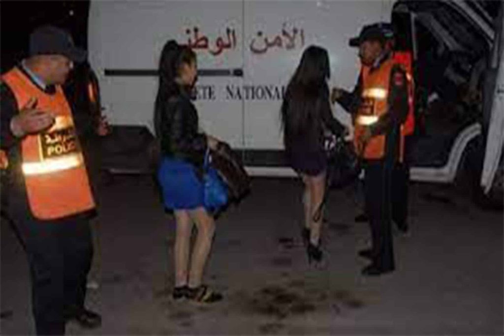 طباخ مصري يبيع زوجته في بيت دعارة watanserb.com