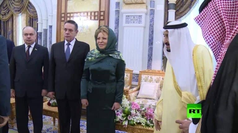 رئيسة مجلس الاتحاد الروسي تغطي رأسها بوشاح احترامًا لثقافة السعودية خلال الزيارة فالنتينا ماتفيينكو والملك watanserb.com