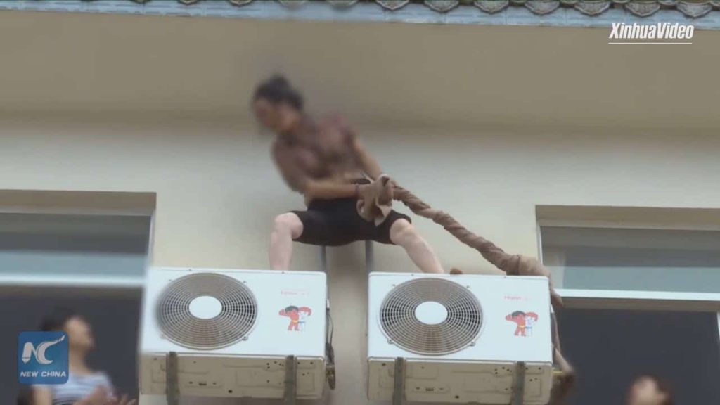 فتاة حاولت الإنتحار قفزاً من أعلى شُرفة