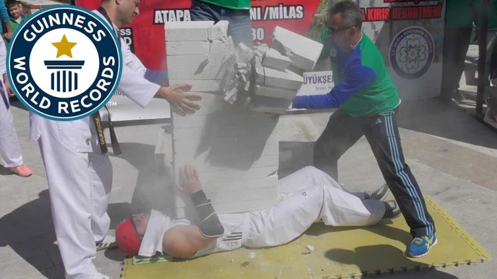 تُركي يدخُل "غينيس" بعد تحطيم 16 حجر بناء