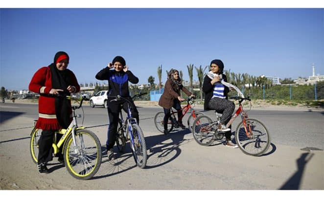 سعوديات يتجولن بدراجات هوائية في شوارع جدة إحياءً لثقافة جديدة تعكس التغيير الاجتماعي سعوديات watanserb.com