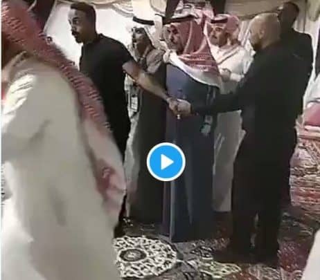 سخرية واسعة من شاعر سعودي يظهر محاطًا بحراس شخصيين في اجتماع قبائل قحطان سلطان بن وسام الهاجري watanserb.com