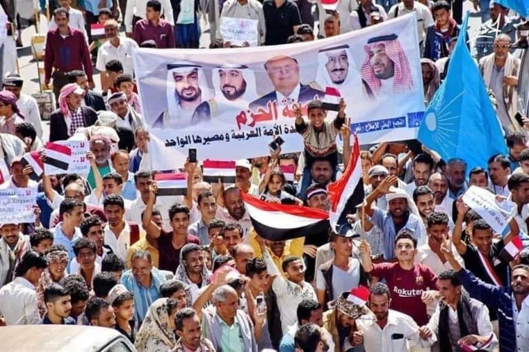 “ثورتنا ثورة جياع”.. مسيرات غاضبة في اليمن تطالب برحيل التحالف وتفضح “ابن سلمان” و”عيال زايد” | القصة الكاملة مظاهرات باليمن watanserb.com