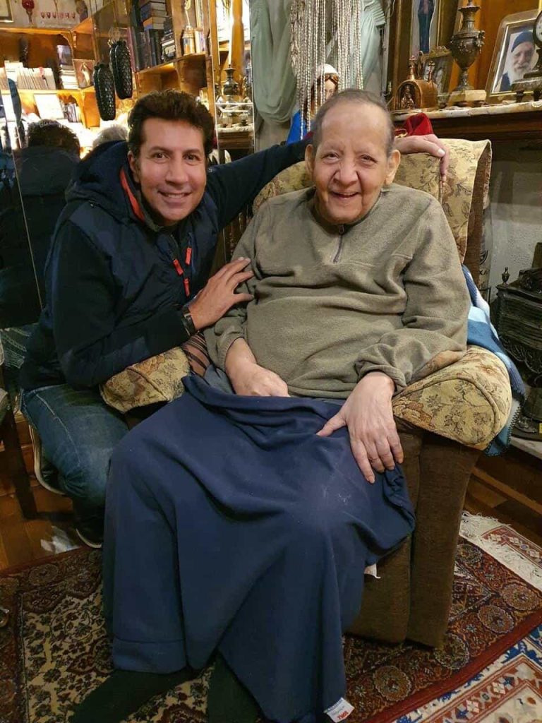 احتفال نادر بعيد ميلاد الفنان جورج سيدهم الثمانين amid ظروفه الصحية الصعبة جورج سيدهم watanserb.com