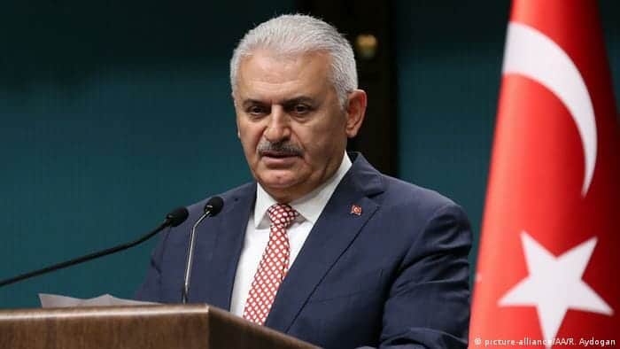 رئيس الوزراء التركي بن علي يلدريم يمنع مواطنا من الانتحار | القصة الكاملة watanserb.com