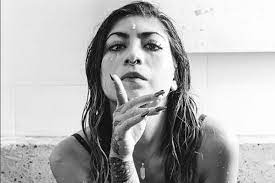 مغنية عالمية تتعرّض للإغتصاب والقتل ورمي في البحر! | القصة الكاملة watanserb.com