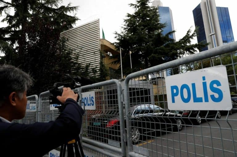 قوات تركية تطوق مبنى السفارة السعودية بإسطنبول ورئيس بيت الإعلاميين العرب يعلن بدء اعتصام مفتوح أمامها | القصة الكاملة القنصلية السعودية في تركيا watanserb.com