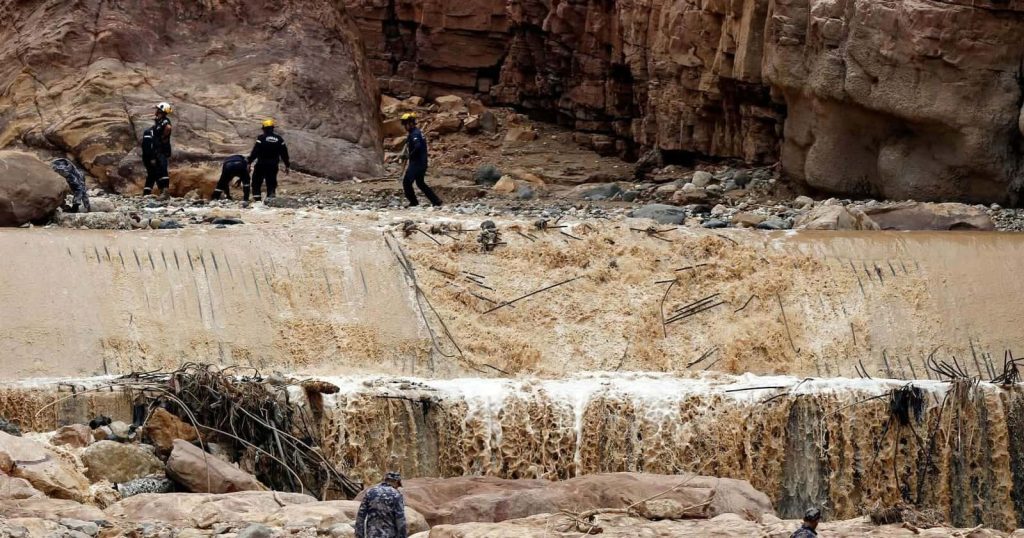 خلال تفقّده السيول العارمة التي ضربت منطقة البحر الميت .. عقيد بالشرطة الأردنية يسقط متوفياً | القصة الكاملة سيول البحر الميت في الأردن watanserb.com