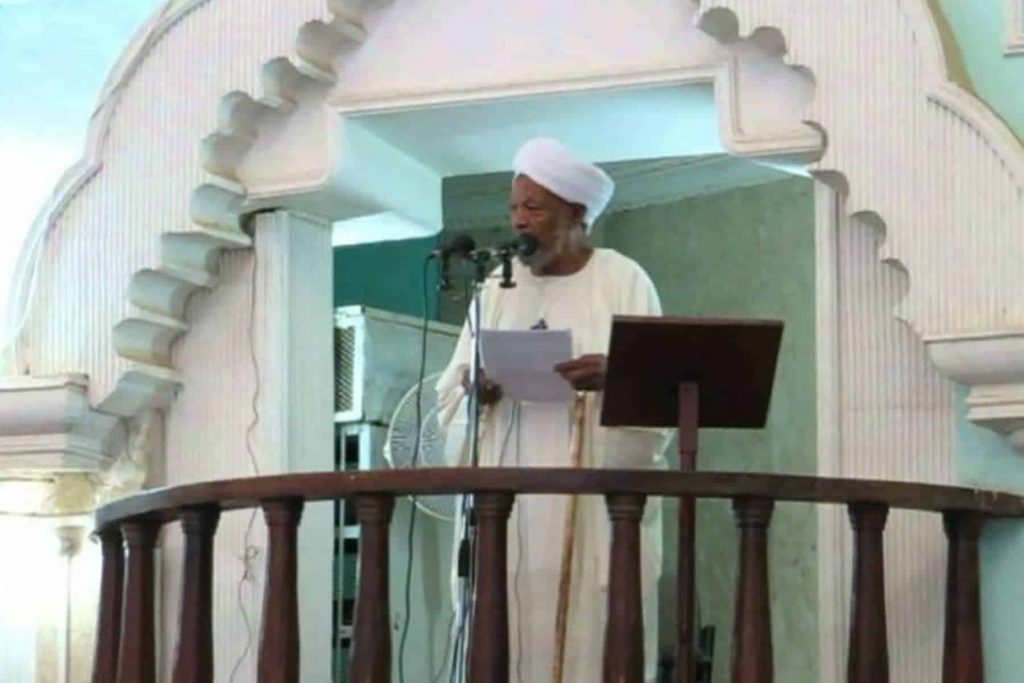 مصلون يضربون خطيب الجمعة وينزلونه بالقوة عن المنبر.. هذا ما قاله عن النساء العاريات! | القصة الكاملة خطيب الجمعة watanserb.com