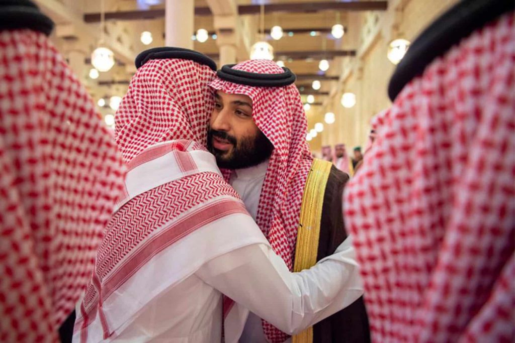 ابن سلمان يظهر في الصلاة على الأميرة الجوهرة بعد اختفائه الملحوظ في الأحداث الأخيرة ابن سلمان والجوهرة watanserb.com