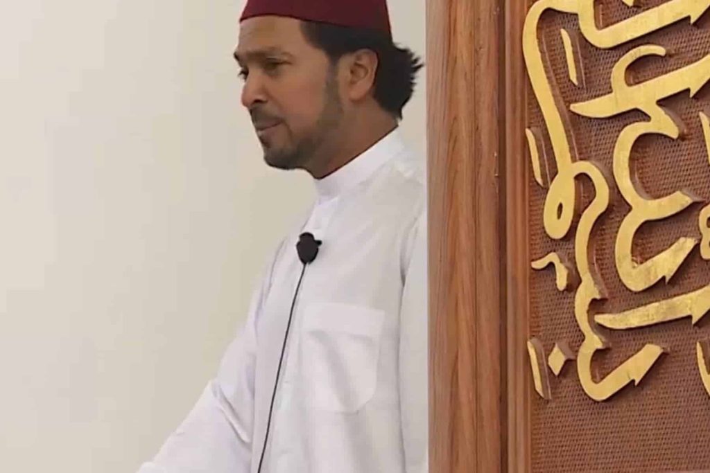 إمام بريطاني شهير يُطرد بعد 25 عامًا من الدعوة بسبب انتقاد النظام السعودي الحالي أجمل مسرور وبن سلمان watanserb.com