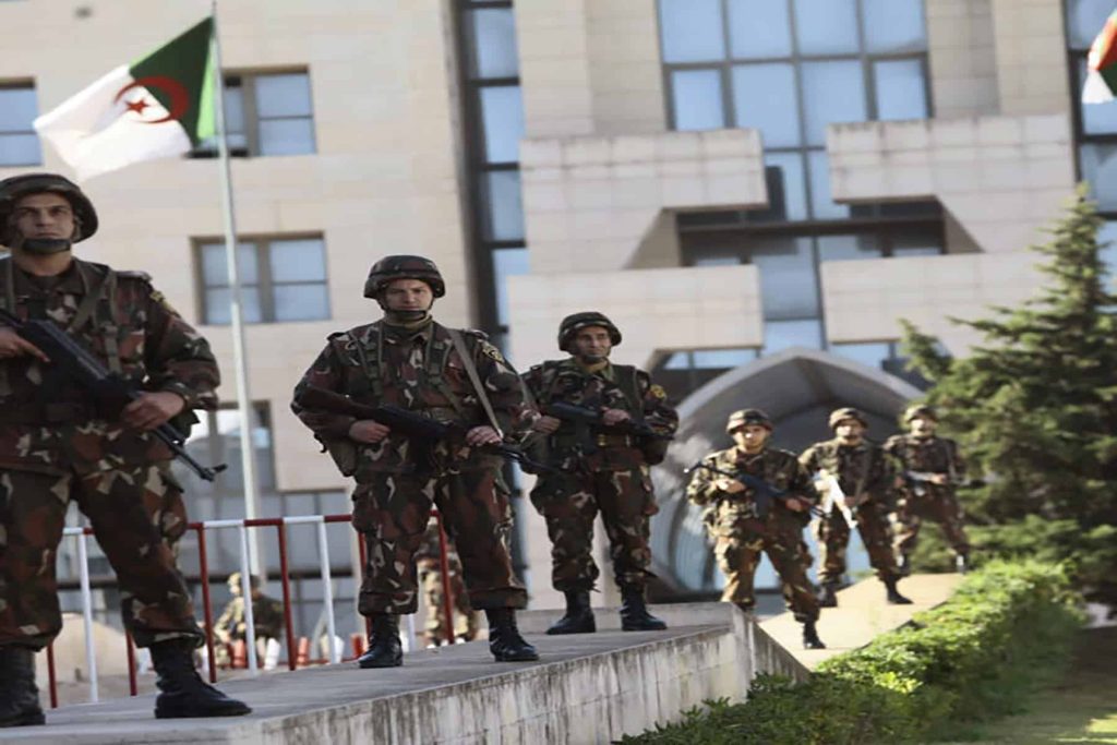 جندي جزائري ينقذ زميله watanserb.com