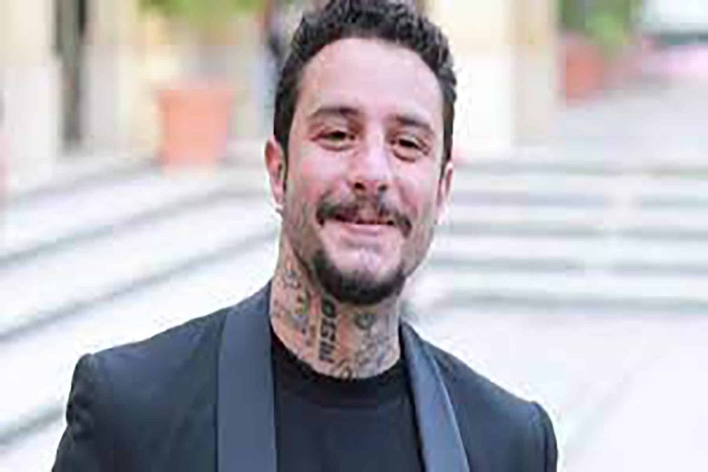 الفيشاوي وتقبيل زوجته watanserb.com