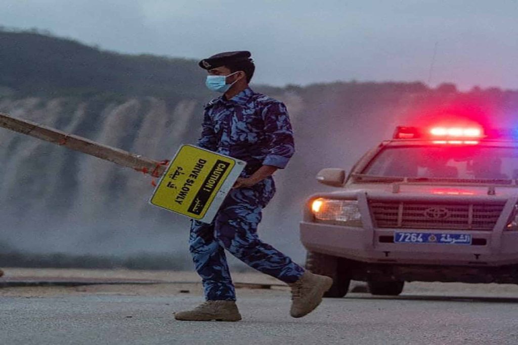 بعد أن بثت الرعب في صفوف النساء.. شرطة عُمان تضبط مركبة خليجية كانت تقوم بهذا الأمر! | القصة الكاملة مركبة خليجية وعمان watanserb.com