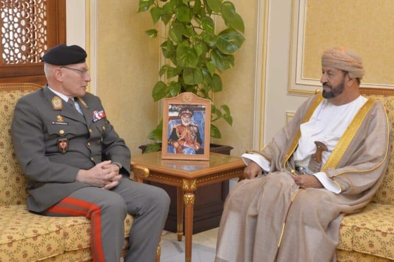 التعاون العسكري بينهما يتطوّر .. هذا ما بحثه رئيس هيئة أركان الدفاع البريطانية مع نظيره العُمانيّ | القصة الكاملة بدر بن سعود و نيكولاس كارتر watanserb.com