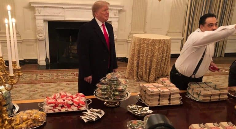 ترامب يرحب بضيوفه في البيت الأبيض بوجبات سريعة على نفقته الخاصة بعد إغلاق الحكومة ترامب watanserb.com