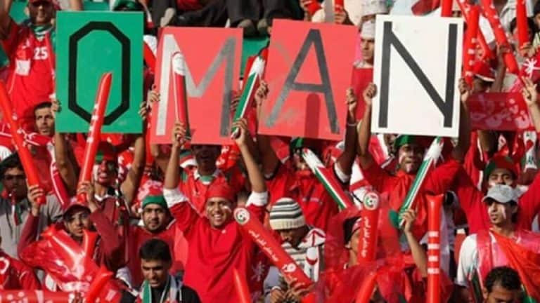جمهور سلطنة عمان يحتفي بلاعبي منتخب بلاده رغم الخروج من كأس أمم آسيا أمام إيران جمهور منتخب عمان watanserb.com