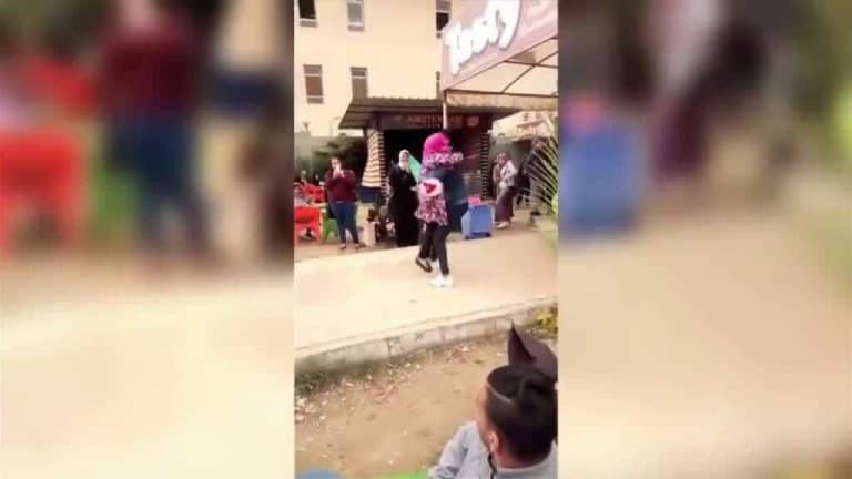 أمام الطلبة بجامعة المنصورة وبلا حياء .. طالب مصري يحتضن زميلته!! | القصة الكاملة طالب مصري يحضن زميلته watanserb.com