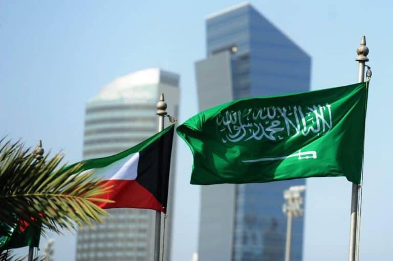 سفارة الكويت تحذر مواطنيها في السعودية من الاقتراب من الشريط الحدودي بين البلدين علم الكويت والسعودية watanserb.com