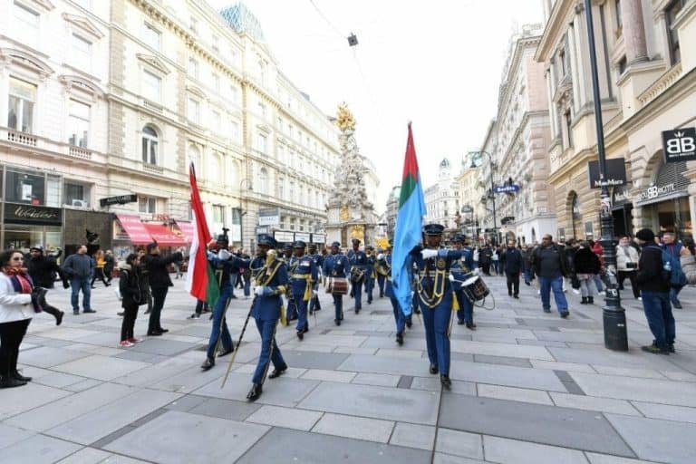 فنون عُمان التراثية تجوب العالم.. فرقة الموسيقى بسلاح الجو السلطاني تشعل العاصمة النمساوية | القصة الكاملة فرقة الموسيقى بسلاح الجو السلطاني watanserb.com