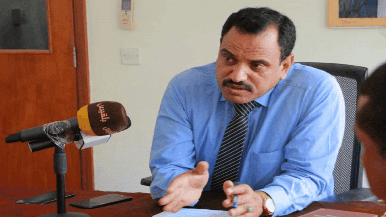 وثيقة مسربة فضحت محافظ سقطري السابق.. سبح بحمد “عيال زايد” ومنح اليمنيين الجنسية الإماراتية | القصة الكاملة سالم السقطري watanserb.com