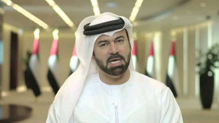 وزير إماراتي يشبه كبار المسؤولين بهارون الرشيد والمأمون ويثير سخرية واسعة محمد بن عبد الله القرقاوي watanserb.com