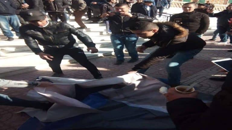 الجزائريون أحرقوا صور بوتفليقة watanserb.com