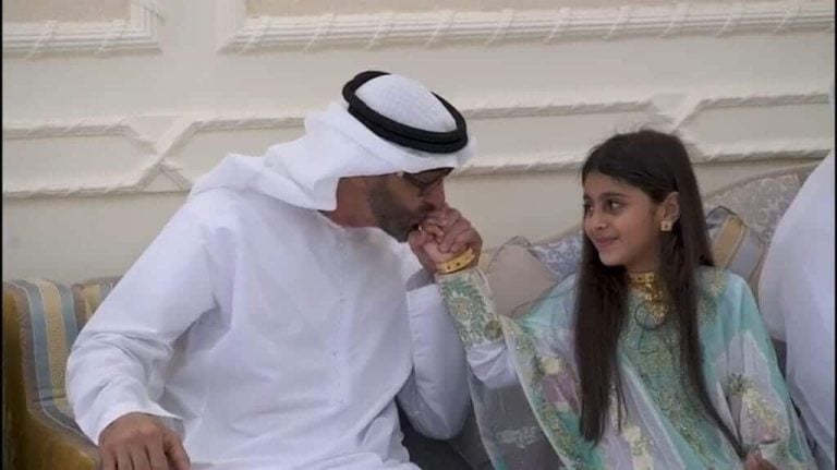 بن زايد وهو يقبّل يد إحدى طالبات جامعة الإمارات. watanserb.com