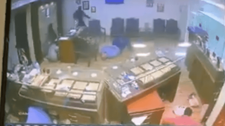 سطو مسلح لمحل مجوهرات watanserb.com