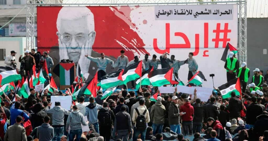 لافتات باسقاط محمود عباس