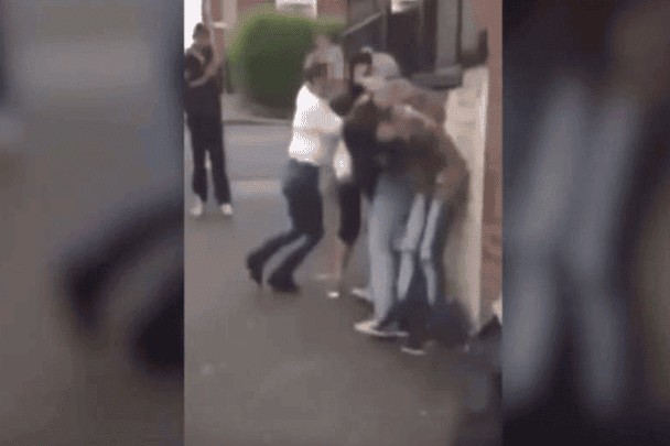 معركة ساخنة بين فتيات watanserb.com