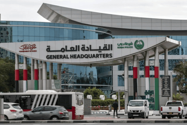 شاب مع فتيات في دبي watanserb.com