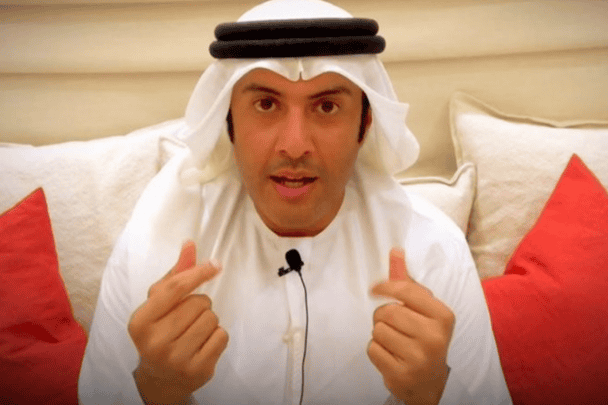 إعلامي إماراتي يكشف سبب تقبيل المذيع “طارق المحياس” لحذاء ابن زايد على الهواء مباشرة! | القصة الكاملة طارق المحياس و ابن زايد watanserb.com