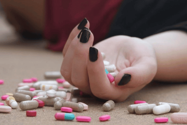 في الإمارات.. فتاة تنتحر بجرعة مخدرات وتترك رسالة لعشيقها كشفت فيها السبب! | القصة الكاملة فتاة تنتحر بجرعة مخدرات watanserb.com