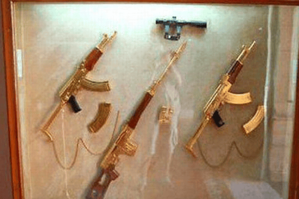 صور لأسلحة ذهبية لصدام حسين عثر عليها الجيش الأميركي واتهامات بسرقتها من القصور الرئاسية أسلحة صدام حسين الذهبية watanserb.com
