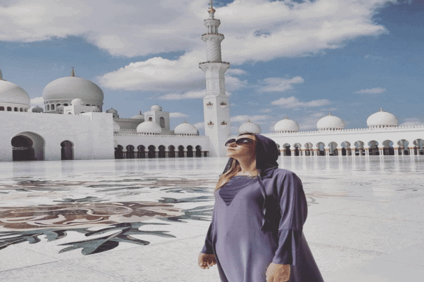 عارضة بالزي العُماني watanserb.com