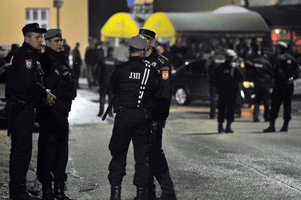 مخطط مخابراتي لزرع أسلحة بشكل سري في مساجد هذه الدولة ووصم المسلمين بـ”الإرهاب” | القصة الكاملة مخطط مخابراتي لزرع أسلحة watanserb.com