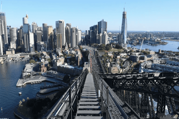 أسترالي يهدد المصلين watanserb.com