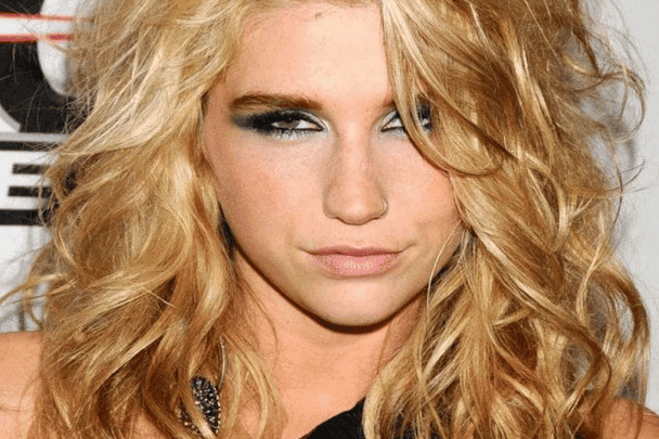 فنانة عالمية تثير الجدل watanserb.com