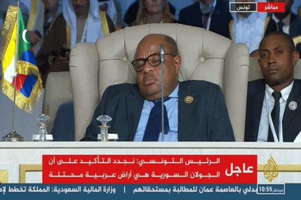 الوزير النائم بالقمة العربية watanserb.com