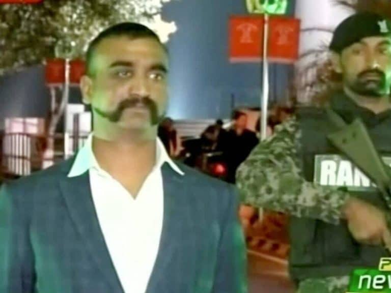 الطيار الهندي الذي أفرجت عنه باكستان بعد إسقاط طائرته watanserb.com