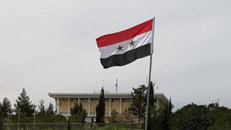 العلم السوري يرفرف على مبنى الكنيست الإسرائيلي! | القصة الكاملة سوريا watanserb.com