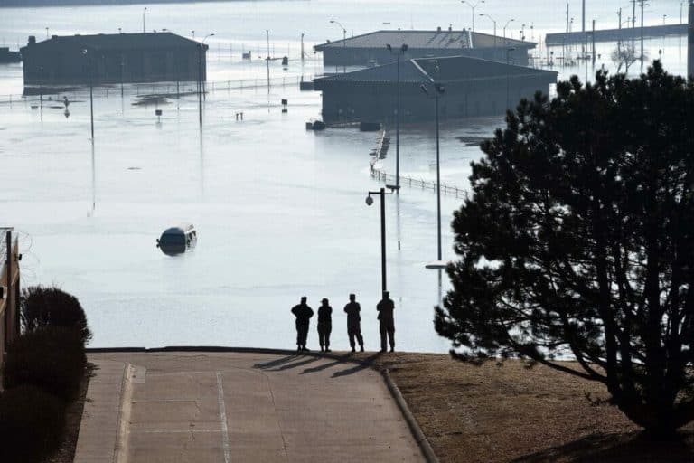 فيضان نهر ميسوري يغمر طائرات يوم القيامة بقاعدة قيادة القوات الأمريكية في نبراسكا فيضان نهر ميسوري إلى غرق طائرات يوم القيامة الأمريكية watanserb.com