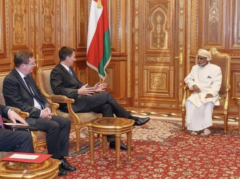 السلطان قابوس التقى وزير الخارجية البريطاني .. الإعلان عن حدث هام في عُمان | القصة الكاملة قابوس جيرمي هنت وزير الخارجية البريطاني watanserb.com