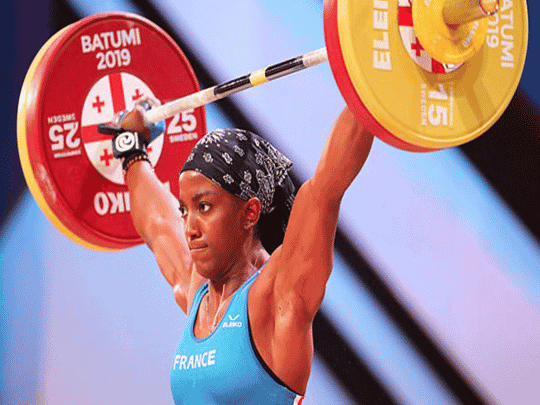 إصابة بطلة رفع الأثقال الفرنسية غايل كيتشانكي بكسر مزدوج أثناء البطولة الأوروبية رفع 110 كيلوغرامات watanserb.com
