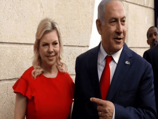 رشق نتنياهو وزوجته بالطماطم في أحد أسواق تل أبيب | القصة الكاملة نتنياهو وزوجته watanserb.com