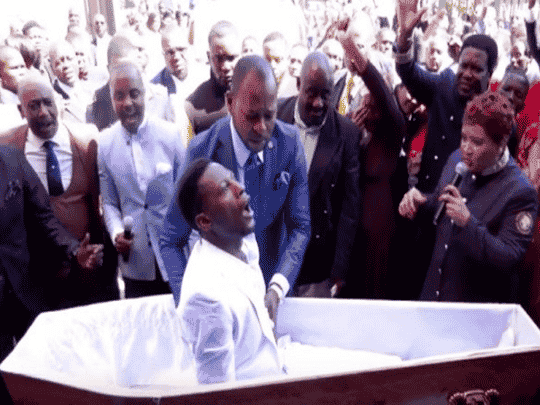 وفاة النجم الإفريقي الذي “صحا من الموت” خلال جنازته! | القصة الكاملة وفاة نجم إفريقي watanserb.com