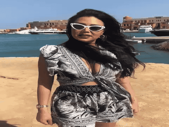 رانيا يوسف تكشف عن صدرها watanserb.com