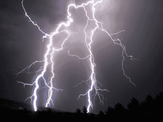 مشهد مرعب .. صاعقة قوية تضرب مركز اطفاء مدينة صباح الأحمد السكنية بالكويت | القصة الكاملة صاعقة قوية بالكويت watanserb.com